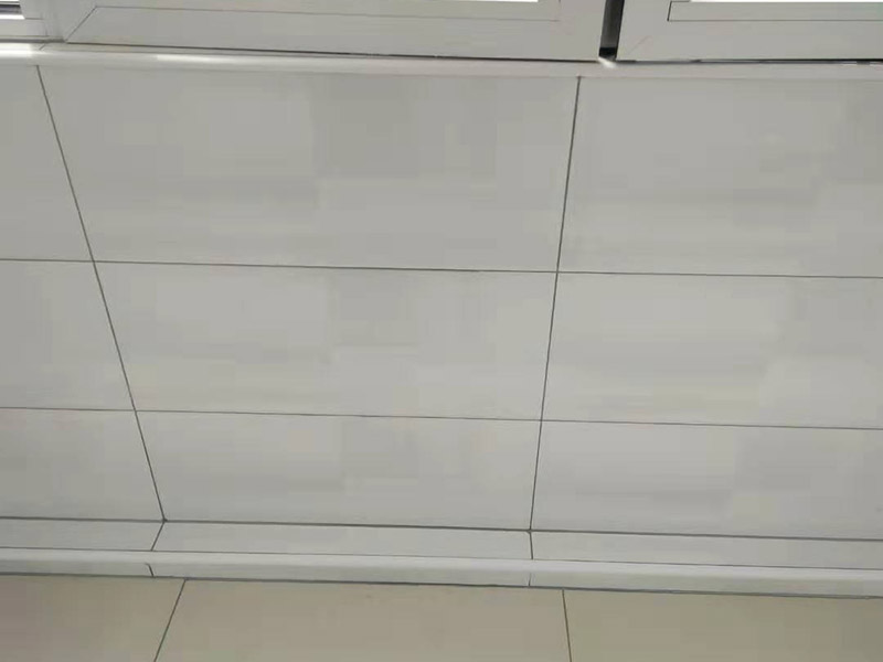 衛(wèi)生間瓷磚美縫：1、先橫后豎，清理瓷磚縫du隙大約0.8mm的凹槽，兩側(cè)露出瓷磚邊即可(特別注意十字交叉處的清理); 2、拿出需要使用的美縫劑，撕下屁股上的標(biāo)簽，貼到美縫劑瓶身上;拉開拉環(huán)，讓美縫劑站立在地上，左手拿一個美縫劑的料嘴，尖端向下放在美縫劑的出料口，用濕毛巾蓋在拿著料嘴的左手上，右手拍打幾下料嘴，使其頂開美縫劑出料口 3、打一條美縫劑，新手可以先打20cm---50cm，漸漸熟練后可以打更長的長度;然后把膠槍平放，出料嘴下面用接料板接住; 4、刮平美縫劑(主要使用水刮板，海綿、手指也可以);水刮板拿握法為四指在上，大拇指在水刮板下;水刮板刮出的多余料，轉(zhuǎn)移到海綿上;