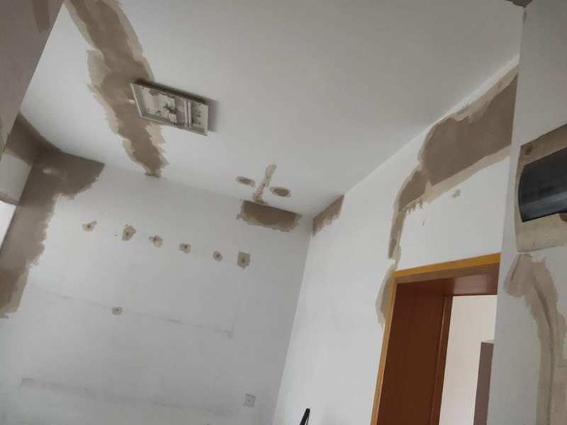 全屋墻面改造:通常要鏟除舊房子的原漆面，先用水噴濕其表層，再用電刨機或泥刀鏟除其表層漆面，表面已有嚴重漆面脫落，批燙層呈粉沙化的，應鏟除漆層和整個批燙，直至見到水泥批燙或磚層；然后用膩子找平，打磨平整光滑，再刷乳膠漆。用石膏線在上部與頂面交接處做陰角，用踢腳線在下部與地面交接處收口。進行墻面平整處理后，墻面涂刷底漆的作用是抗堿防潮、封固基材、保護面漆，提高面漆的質(zhì)感和遮蓋力。