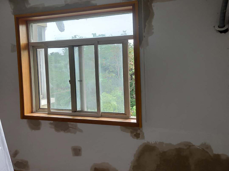 全屋墻面改造:通常要鏟除舊房子的原漆面，先用水噴濕其表層，再用電刨機或泥刀鏟除其表層漆面，表面已有嚴重漆面脫落，批燙層呈粉沙化的，應鏟除漆層和整個批燙，直至見到水泥批燙或磚層；然后用膩子找平，打磨平整光滑，再刷乳膠漆。用石膏線在上部與頂面交接處做陰角，用踢腳線在下部與地面交接處收口。進行墻面平整處理后，墻面涂刷底漆的作用是抗堿防潮、封固基材、保護面漆，提高面漆的質(zhì)感和遮蓋力。