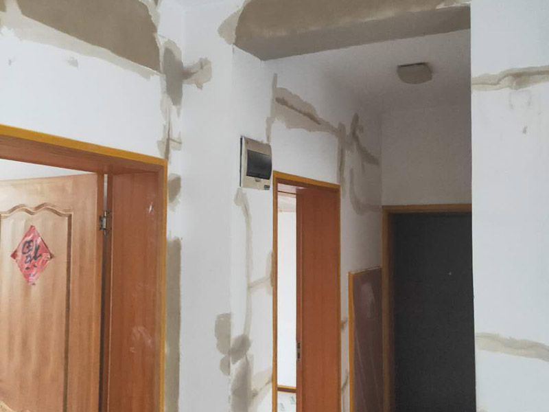 全屋墻面改造:通常要鏟除舊房子的原漆面，先用水噴濕其表層，再用電刨機或泥刀鏟除其表層漆面，表面已有嚴重漆面脫落，批燙層呈粉沙化的，應鏟除漆層和整個批燙，直至見到水泥批燙或磚層；然后用膩子找平，打磨平整光滑，再刷乳膠漆。用石膏線在上部與頂面交接處做陰角，用踢腳線在下部與地面交接處收口。進行墻面平整處理后，墻面涂刷底漆的作用是抗堿防潮、封固基材、保護面漆，提高面漆的質(zhì)感和遮蓋力。