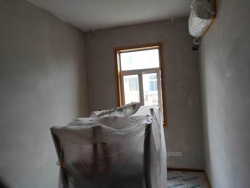 全屋墻面改造:通常要鏟除舊房子的原漆面，先用水噴濕其表層，再用電刨機或泥刀鏟除其表層漆面，表面已有嚴重漆面脫落，批燙層呈粉沙化的，應鏟除漆層和整個批燙，直至見到水泥批燙或磚層；然后用膩子找平，打磨平整光滑，再刷乳膠漆。用石膏線在上部與頂面交接處做陰角，用踢腳線在下部與地面交接處收口。進行墻面平整處理后，墻面涂刷底漆的作用是抗堿防潮、封固基材、保護面漆，提高面漆的質(zhì)感和遮蓋力。