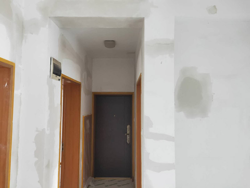 全屋墻面改造:通常要鏟除舊房子的原漆面，先用水噴濕其表層，再用電刨機或泥刀鏟除其表層漆面，表面已有嚴重漆面脫落，批燙層呈粉沙化的，應鏟除漆層和整個批燙，直至見到水泥批燙或磚層；然后用膩子找平，打磨平整光滑，再刷乳膠漆。用石膏線在上部與頂面交接處做陰角，用踢腳線在下部與地面交接處收口。進行墻面平整處理后，墻面涂刷底漆的作用是抗堿防潮、封固基材、保護面漆，提高面漆的質(zhì)感和遮蓋力。