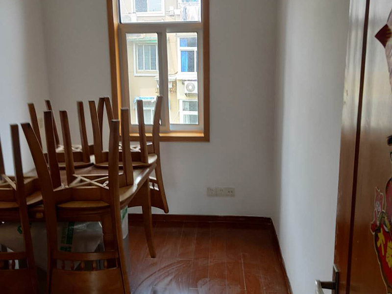 全屋墻面改造:通常要鏟除舊房子的原漆面，先用水噴濕其表層，再用電刨機或泥刀鏟除其表層漆面，表面已有嚴重漆面脫落，批燙層呈粉沙化的，應鏟除漆層和整個批燙，直至見到水泥批燙或磚層；然后用膩子找平，打磨平整光滑，再刷乳膠漆。用石膏線在上部與頂面交接處做陰角，用踢腳線在下部與地面交接處收口。進行墻面平整處理后，墻面涂刷底漆的作用是抗堿防潮、封固基材、保護面漆，提高面漆的質(zhì)感和遮蓋力。