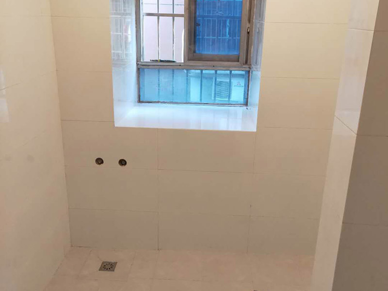 衛(wèi)生間裝修翻新：1、水電改造；這是很重要第一步基石，單靠自己的微薄力量是不行的，需要和師傅一起構(gòu)思出一份詳細(xì)的水電走向圖，師傅會參考您的意見，滿足使用的需求，對以后的維修和保養(yǎng)都有好處。2、防水措施；不要小看這一個步驟哦，作為大量用水的場所，一個良好的防水措施是非常有必要的，從地面開始，然后上升到到墻面，涂刷時要仔細(xì)，確保厚度均勻且達(dá)標(biāo)，和管道的交界處也別忘記涂抹。3、瓷磚鋪貼；貼磚能起到很多作用，最顯眼的就是讓空間更加美觀、精致，其次，它還能對墻面和地面起到很好的防水效果。