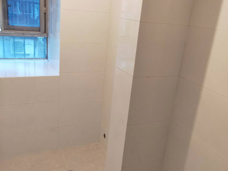 衛(wèi)生間裝修翻新：1、水電改造；這是很重要第一步基石，單靠自己的微薄力量是不行的，需要和師傅一起構(gòu)思出一份詳細(xì)的水電走向圖，師傅會參考您的意見，滿足使用的需求，對以后的維修和保養(yǎng)都有好處。2、防水措施；不要小看這一個步驟哦，作為大量用水的場所，一個良好的防水措施是非常有必要的，從地面開始，然后上升到到墻面，涂刷時要仔細(xì)，確保厚度均勻且達(dá)標(biāo)，和管道的交界處也別忘記涂抹。3、瓷磚鋪貼；貼磚能起到很多作用，最顯眼的就是讓空間更加美觀、精致，其次，它還能對墻面和地面起到很好的防水效果。