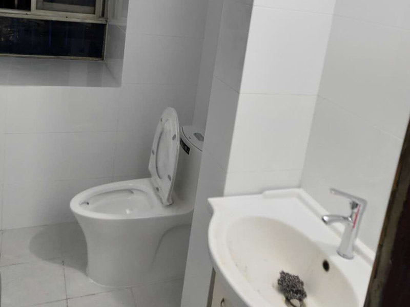 衛(wèi)生間裝修翻新：1、水電改造；這是很重要第一步基石，單靠自己的微薄力量是不行的，需要和師傅一起構(gòu)思出一份詳細(xì)的水電走向圖，師傅會參考您的意見，滿足使用的需求，對以后的維修和保養(yǎng)都有好處。2、防水措施；不要小看這一個步驟哦，作為大量用水的場所，一個良好的防水措施是非常有必要的，從地面開始，然后上升到到墻面，涂刷時要仔細(xì)，確保厚度均勻且達(dá)標(biāo)，和管道的交界處也別忘記涂抹。3、瓷磚鋪貼；貼磚能起到很多作用，最顯眼的就是讓空間更加美觀、精致，其次，它還能對墻面和地面起到很好的防水效果。