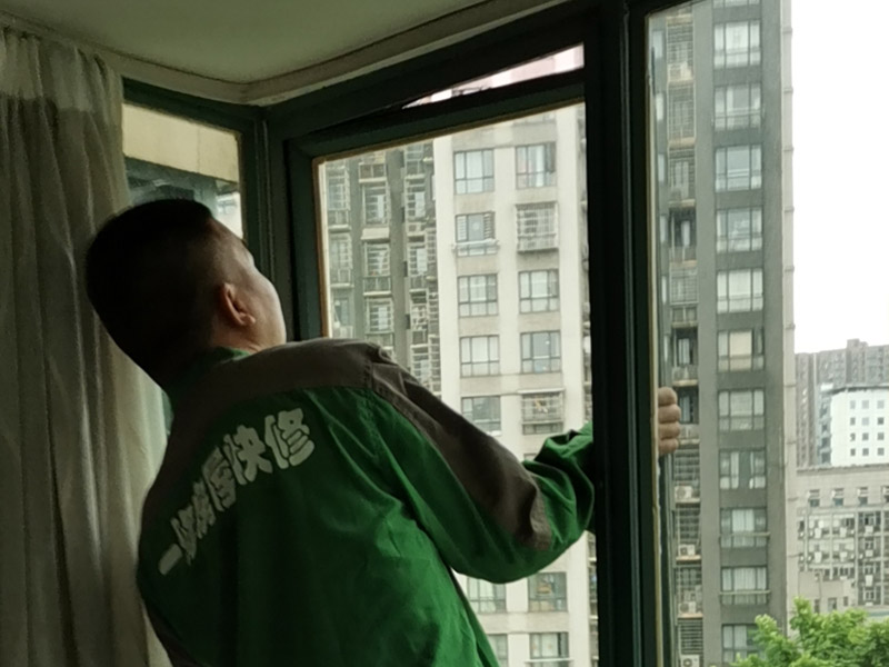 窗戶支架更換：1、測(cè)尺寸：封陽(yáng)臺(tái)前需要測(cè)量好尺寸，在安裝前，應(yīng)檢驗(yàn)窗戶尺寸與封陽(yáng)臺(tái)的洞口尺寸是否一致。 2、固定支架：安裝窗戶時(shí)，先把窗戶固定在洞口處，然后使用螺絲加塑料脹銷固定。 3、檢查是否安正：窗框和窗戶洞口連接好之后，需要檢查窗戶是否安裝正了。如果傾斜，需要使用吊錘安正。