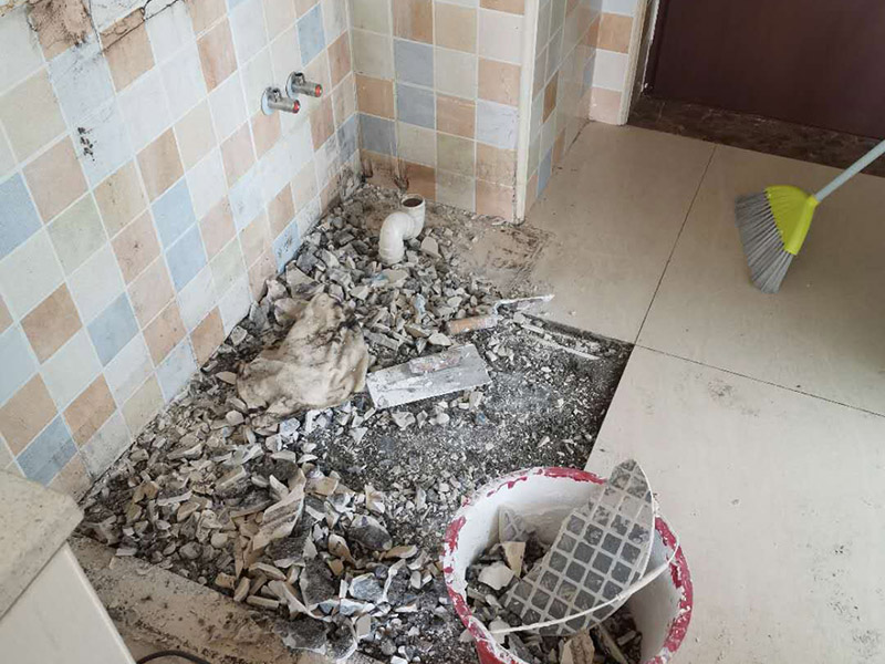 地磚拆除查漏水：1、 先找到主要的漏水點。首先把地板擦干，觀察出水的位置。 2、接著將出水點周圍的地板磚切掉，如果發(fā)現(xiàn)出水點，就可以將自來水總開關關閉，打開低位置的水龍頭，放干水管里的水。在漏水的那一段水管的前面撥開水管，給水管吹入濃煙，看哪里出煙，將之標記好位置。3、 如果沒有發(fā)現(xiàn)出水點，那只能把水管走向的地板磚全部拆除，發(fā)現(xiàn)出水點后繼續(xù)第二步驟。在修好水管之后重新貼相應地磚?；蛘咧匦虏贾盟?，然后把漏水的管子廢掉不用。 4、建議最好找專業(yè)人員操作，以免造成不必要的損失。