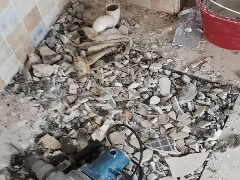 地磚拆除查漏水：1、 先找到主要的漏水點。首先把地板擦干，觀察出水的位置。 2、接著將出水點周圍的地板磚切掉，如果發(fā)現(xiàn)出水點，就可以將自來水總開關關閉，打開低位置的水龍頭，放干水管里的水。在漏水的那一段水管的前面撥開水管，給水管吹入濃煙，看哪里出煙，將之標記好位置。3、 如果沒有發(fā)現(xiàn)出水點，那只能把水管走向的地板磚全部拆除，發(fā)現(xiàn)出水點后繼續(xù)第二步驟。在修好水管之后重新貼相應地磚?；蛘咧匦虏贾盟?，然后把漏水的管子廢掉不用。 4、建議最好找專業(yè)人員操作，以免造成不必要的損失。