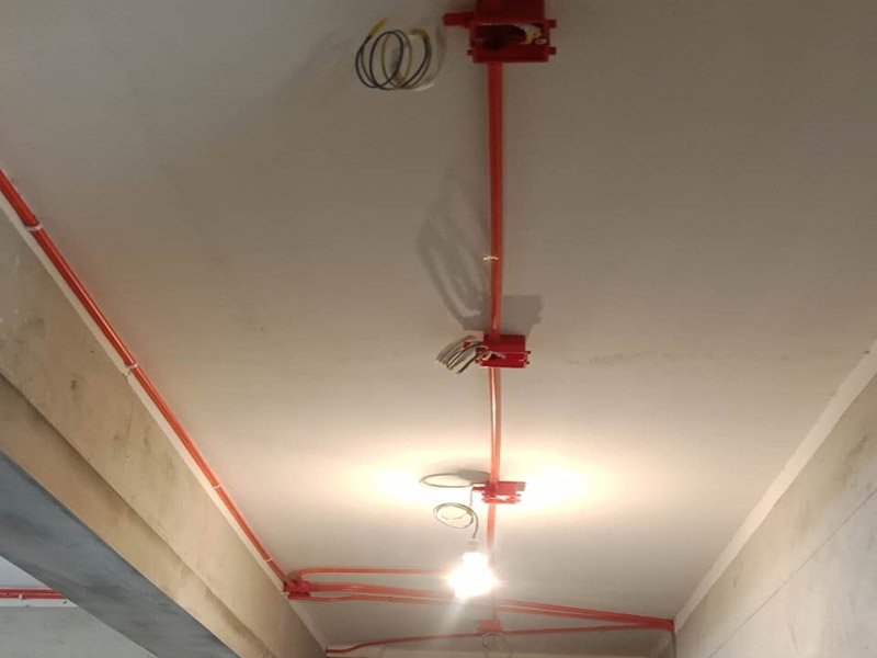 電路改造維修：定位確定好后，電工師傅會按照定位和電路走向來進(jìn)行開槽布線，開的槽要橫平豎直，這才是規(guī)范的操作，不允許開橫槽，會影響墻體的承重力。接下來就是進(jìn)行布線了，通常都是采用暗埋線管的方式，線管分為兩種，一種是冷彎管，還有一種PVC管。冷彎管是布線的最好選擇，特點是可以彎曲而不斷裂，價格比較貴，它的轉(zhuǎn)角有一定弧度，更換線比較方便，不用開墻更換。 選擇擇冷彎管的時候，需要借助彎管工具，弧度是線管直徑的十倍，這樣穿線或拆線，才能暢通無阻。