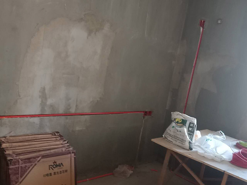 電路改造維修：定位確定好后，電工師傅會按照定位和電路走向來進(jìn)行開槽布線，開的槽要橫平豎直，這才是規(guī)范的操作，不允許開橫槽，會影響墻體的承重力。接下來就是進(jìn)行布線了，通常都是采用暗埋線管的方式，線管分為兩種，一種是冷彎管，還有一種PVC管。冷彎管是布線的最好選擇，特點是可以彎曲而不斷裂，價格比較貴，它的轉(zhuǎn)角有一定弧度，更換線比較方便，不用開墻更換。 選擇擇冷彎管的時候，需要借助彎管工具，弧度是線管直徑的十倍，這樣穿線或拆線，才能暢通無阻。