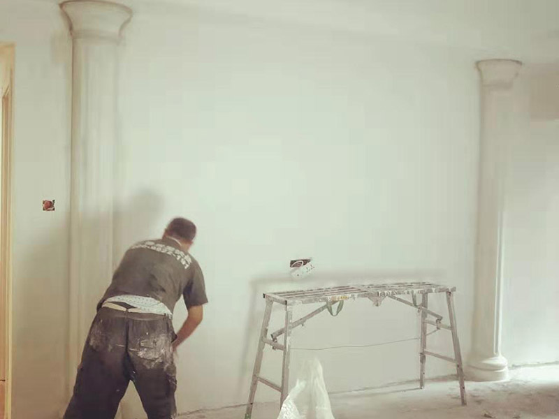 全屋裝修翻新：1、墻面翻新 老房裝修翻新不能隨便的去拆墻體，很多人覺得只有承重墻才不能隨便拆改，其實(shí)非承重墻也不可以隨便拆改，雖然是次要的承重，但是它也能起到支撐作用，所以要視情況而定，能不拆的盡量不要去拆。 2、地面翻新 很多業(yè)主覺得地板翻新，找個(gè)師傅把破壞的地板進(jìn)行打磨就可以，然后進(jìn)行打蠟保養(yǎng)就可以了。其實(shí)并不是這樣的，有些地板不能翻新，比如：強(qiáng)化復(fù)合地板，是不可以翻新，有破壞的地板，需要更換新的。 3、水電改造 水電改造是比較復(fù)雜的工程，很多業(yè)主覺得實(shí)用那么長時(shí)間都沒有出問題，然后就覺得不需要改，這是錯(cuò)誤的想法，水電關(guān)系到我們的生命安全。在翻新前要先檢查，然后根據(jù)情況進(jìn)行改造，老房布局很多都是不合理的。使用時(shí)間久了容易老化，水電一定要進(jìn)行整改，因?yàn)樗请[蔽工程，避免日后帶來不必要的麻煩。 4、門窗改造 很多人為了節(jié)省一些費(fèi)用，然后就沒有更換門窗，后來你會(huì)發(fā)現(xiàn)并沒有省下錢。門窗隱患是沒有那么容易看出的，因此要找專業(yè)的師傅檢查，然后確定需不需要更換。