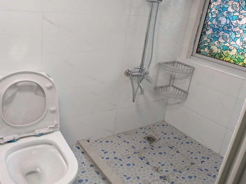 衛(wèi)生間防水裝修：在準(zhǔn)備開始給衛(wèi)生間做防水之前，我們要先做好衛(wèi)生間的基層處理。其中具體的操作包括將衛(wèi)生間的衛(wèi)生給清潔干凈，把里面的建筑垃圾給運(yùn)送出來，然后將衛(wèi)生間內(nèi)的灰塵什么的，也盡量打掃干凈一點！把衛(wèi)生間清理干凈后，我們還要去檢查一下衛(wèi)生間所有的進(jìn)出水管道是否都做了密封，并且要保證密封的效果很好。做好基層處理后，我們就可以開始給衛(wèi)生間刷防水層了。