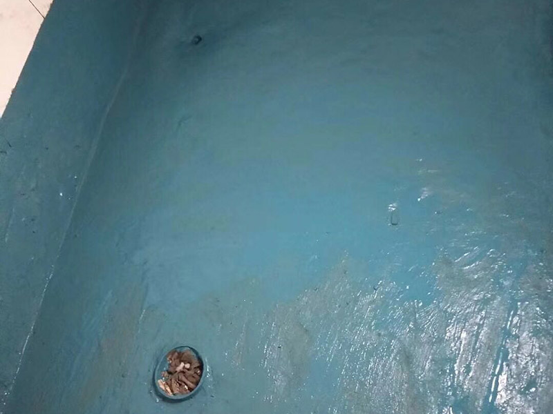 衛(wèi)生間防水裝修：在準(zhǔn)備開始給衛(wèi)生間做防水之前，我們要先做好衛(wèi)生間的基層處理。其中具體的操作包括將衛(wèi)生間的衛(wèi)生給清潔干凈，把里面的建筑垃圾給運(yùn)送出來，然后將衛(wèi)生間內(nèi)的灰塵什么的，也盡量打掃干凈一點！把衛(wèi)生間清理干凈后，我們還要去檢查一下衛(wèi)生間所有的進(jìn)出水管道是否都做了密封，并且要保證密封的效果很好。做好基層處理后，我們就可以開始給衛(wèi)生間刷防水層了。