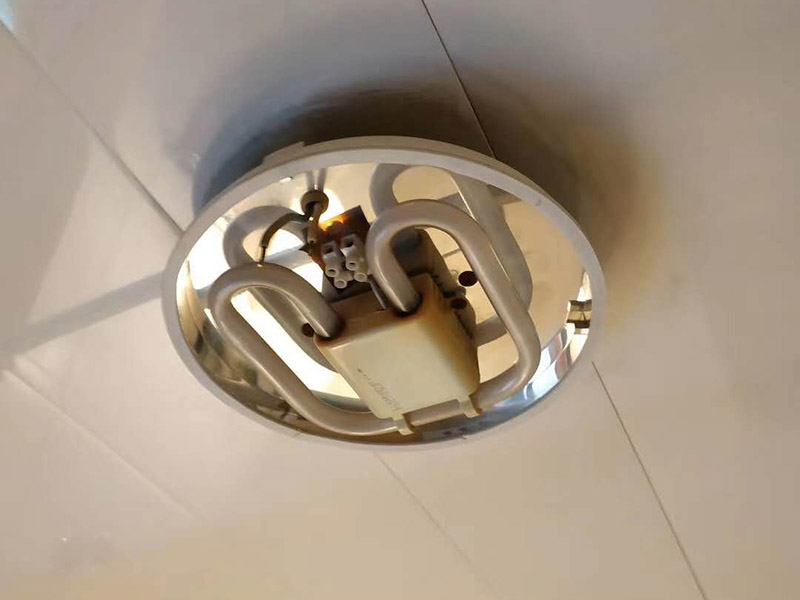 浴室燈維修：用吸盤把扣板吸下來(lái)，切忌用利器。照明旁邊的扣板可以輕松的被取了下來(lái)。然后取下照明燈的面板，無(wú)論是環(huán)形還是蝶形燈管，都可以用正常去燈管的方法去掉。把新入手的燈管按照卡子的方向一一卡上去，上電源插座。將燈罩按照之前的順序裝上。將剩下的面板按照拆下的順序再裝上，就完成了。