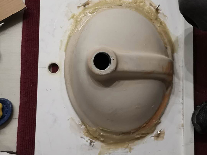 浴室柜安裝：在標(biāo)注好的位置，用氣鉆打孔先安裝主柜；再安裝洗臉盆，用玻璃膠固定好；再安裝水龍頭，接著就是下水器；安裝鏡子，還有置物架；完成。