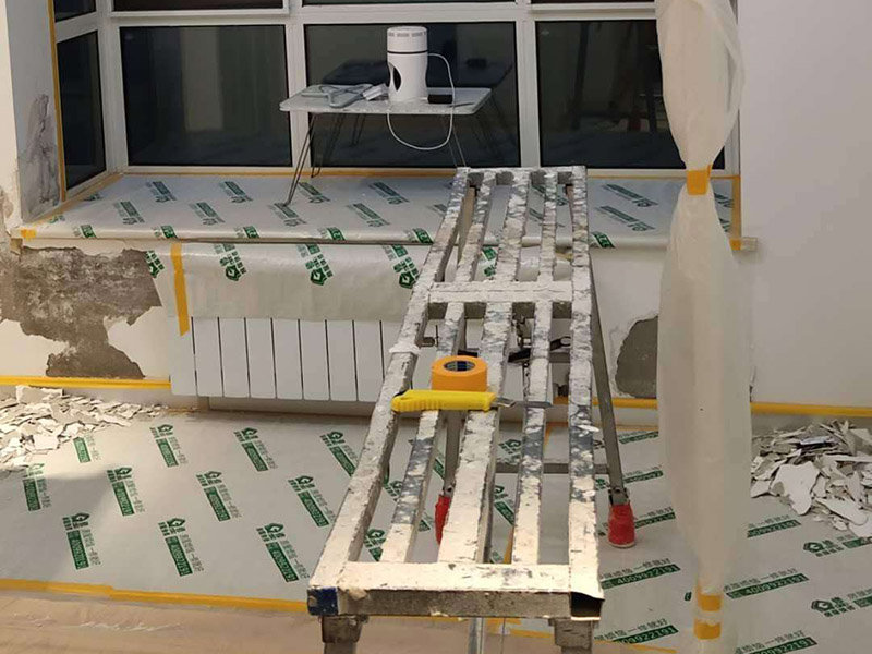 全屋翻新成品保護(hù)：成品保護(hù)的一般方法主要有：&ldquo;蓋、遮、圍、堵、包、綁&rdquo;。對于不同類型的物品，保護(hù)的方法是完全不同的。地面工程覆蓋保護(hù)，這類就是蓋。采取搭棚等措施對成品進(jìn)行遮護(hù)，就是遮。將有關(guān)排水、電氣等管道事先進(jìn)行封堵，防止雜物、泥土等堵塞孔道就是堵；對成品進(jìn)行有關(guān)包裹工作，如采用泡沫板、布條、設(shè)備包裝箱等就是包。