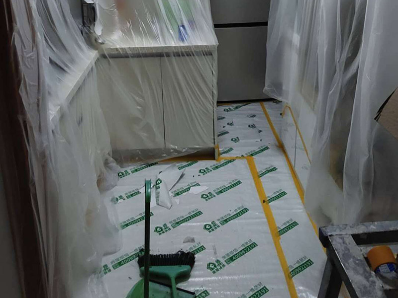 全屋翻新成品保護(hù)：成品保護(hù)的一般方法主要有：&ldquo;蓋、遮、圍、堵、包、綁&rdquo;。對于不同類型的物品，保護(hù)的方法是完全不同的。地面工程覆蓋保護(hù)，這類就是蓋。采取搭棚等措施對成品進(jìn)行遮護(hù)，就是遮。將有關(guān)排水、電氣等管道事先進(jìn)行封堵，防止雜物、泥土等堵塞孔道就是堵；對成品進(jìn)行有關(guān)包裹工作，如采用泡沫板、布條、設(shè)備包裝箱等就是包。