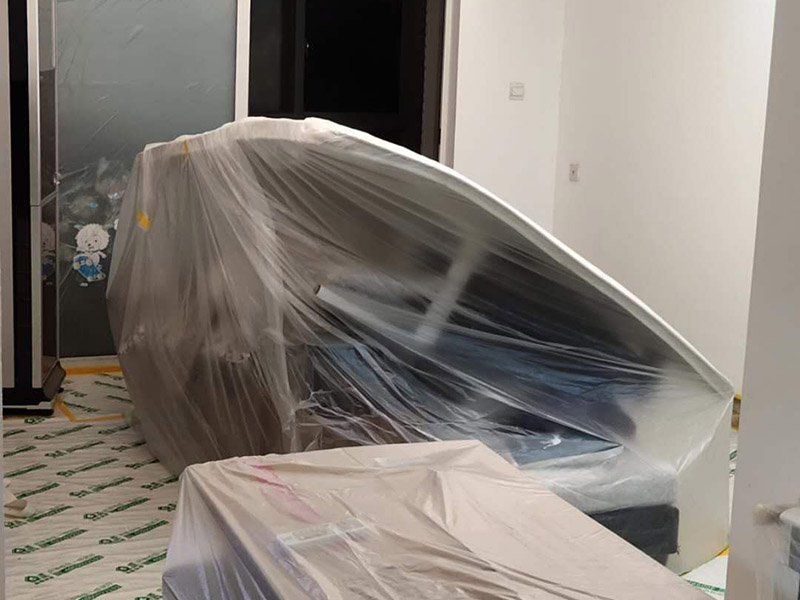 全屋翻新成品保護(hù)：成品保護(hù)的一般方法主要有：&ldquo;蓋、遮、圍、堵、包、綁&rdquo;。對于不同類型的物品，保護(hù)的方法是完全不同的。地面工程覆蓋保護(hù)，這類就是蓋。采取搭棚等措施對成品進(jìn)行遮護(hù)，就是遮。將有關(guān)排水、電氣等管道事先進(jìn)行封堵，防止雜物、泥土等堵塞孔道就是堵；對成品進(jìn)行有關(guān)包裹工作，如采用泡沫板、布條、設(shè)備包裝箱等就是包。