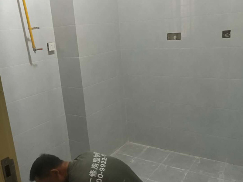 廚衛(wèi)墻面防水貼磚：衛(wèi)生間的防水工作流程，都是在地面用水泥砂漿找平一次，等它干透后再做防水。那些詢問(wèn)做完防水能不能馬上貼瓷磚的業(yè)主，首先要搞清楚，防水不是只做一遍就可以的。一般的防水施工要做2到3遍，而且防水的順序也是有講究的，比如，要先做完墻面防水再貼墻磚，其次才可以做地面防水，再貼地磚。因?yàn)榈孛娼?jīng)常會(huì)踩來(lái)踩去，地面防水如果先做了會(huì)很容易踩壞。