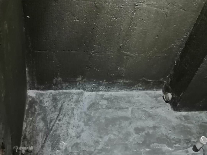 廚衛(wèi)墻面防水貼磚：衛(wèi)生間的防水工作流程，都是在地面用水泥砂漿找平一次，等它干透后再做防水。那些詢問(wèn)做完防水能不能馬上貼瓷磚的業(yè)主，首先要搞清楚，防水不是只做一遍就可以的。一般的防水施工要做2到3遍，而且防水的順序也是有講究的，比如，要先做完墻面防水再貼墻磚，其次才可以做地面防水，再貼地磚。因?yàn)榈孛娼?jīng)常會(huì)踩來(lái)踩去，地面防水如果先做了會(huì)很容易踩壞。