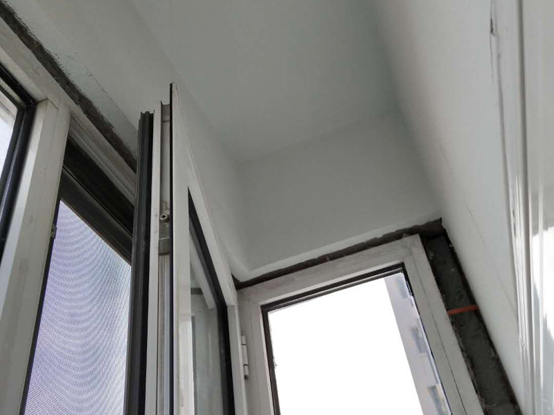 窗戶安裝維修：如果塑鋼窗開關(guān)都很困難，甚至有打不開的情況，檢查一下是不是變形了，或者是因?yàn)榇翱蛏厦娴穆萁z掉了，如果是螺絲掉了，可以換一個(gè)螺絲重新固定。如果塑鋼窗排水不暢，軌道里總是積了很多水，看看排水孔是不是被什么堵塞了，或者是軌道里面有沒有垃圾，將這些地方疏通一下就可以了。塑鋼窗受到臟東西的侵蝕很容易被銹蝕，空了經(jīng)常擦擦窗框，打掃一下軌道里面的雜物，保持它的干燥光亮，就可以延長它的壽命，用起來也輕松。