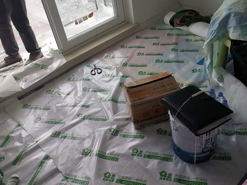 窗戶安裝維修：如果塑鋼窗開關(guān)都很困難，甚至有打不開的情況，檢查一下是不是變形了，或者是因?yàn)榇翱蛏厦娴穆萁z掉了，如果是螺絲掉了，可以換一個(gè)螺絲重新固定。如果塑鋼窗排水不暢，軌道里總是積了很多水，看看排水孔是不是被什么堵塞了，或者是軌道里面有沒有垃圾，將這些地方疏通一下就可以了。塑鋼窗受到臟東西的侵蝕很容易被銹蝕，空了經(jīng)常擦擦窗框，打掃一下軌道里面的雜物，保持它的干燥光亮，就可以延長它的壽命，用起來也輕松。