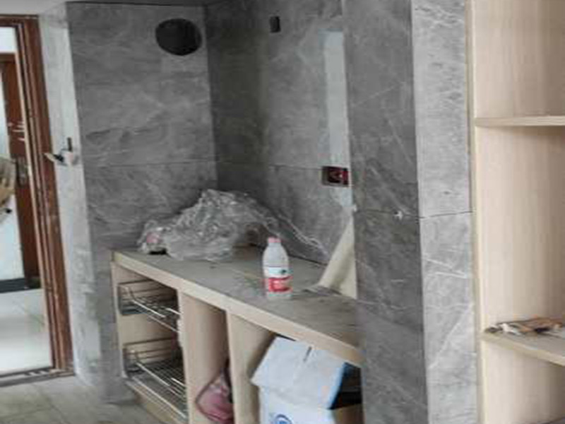 全屋柜體瓷磚安裝：瓷磚櫥柜的底座：一般為10-15厘米左右，可以用實(shí)體磚在地面上擺，然后把瓷磚放在實(shí)體磚上，注意在瓷磚邊緣貼上鑲邊兒，然后砌水泥，水泥砌到鑲邊兒的上沿就可以了，再鋪上一層瓷磚，注意瓷磚的表面朝上，這就是櫥柜的柜底。 櫥柜地柜高度：櫥柜地柜的高度（含臺(tái)面）在80cm左右比較合適。 常見的調(diào)整腳高度為10cm，臺(tái)面高度為4cm。 柜體高度一般為65cm，略高一些為71.5cm。 櫥柜高度=調(diào)整腳+柜體+臺(tái)面。 