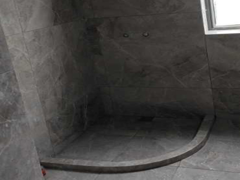 全屋柜體瓷磚安裝：瓷磚櫥柜的底座：一般為10-15厘米左右，可以用實(shí)體磚在地面上擺，然后把瓷磚放在實(shí)體磚上，注意在瓷磚邊緣貼上鑲邊兒，然后砌水泥，水泥砌到鑲邊兒的上沿就可以了，再鋪上一層瓷磚，注意瓷磚的表面朝上，這就是櫥柜的柜底。 櫥柜地柜高度：櫥柜地柜的高度（含臺(tái)面）在80cm左右比較合適。 常見的調(diào)整腳高度為10cm，臺(tái)面高度為4cm。 柜體高度一般為65cm，略高一些為71.5cm。 櫥柜高度=調(diào)整腳+柜體+臺(tái)面。 