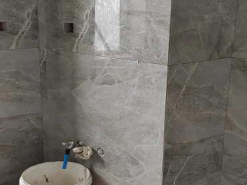 全屋柜體瓷磚安裝：瓷磚櫥柜的底座：一般為10-15厘米左右，可以用實(shí)體磚在地面上擺，然后把瓷磚放在實(shí)體磚上，注意在瓷磚邊緣貼上鑲邊兒，然后砌水泥，水泥砌到鑲邊兒的上沿就可以了，再鋪上一層瓷磚，注意瓷磚的表面朝上，這就是櫥柜的柜底。 櫥柜地柜高度：櫥柜地柜的高度（含臺(tái)面）在80cm左右比較合適。 常見的調(diào)整腳高度為10cm，臺(tái)面高度為4cm。 柜體高度一般為65cm，略高一些為71.5cm。 櫥柜高度=調(diào)整腳+柜體+臺(tái)面。 