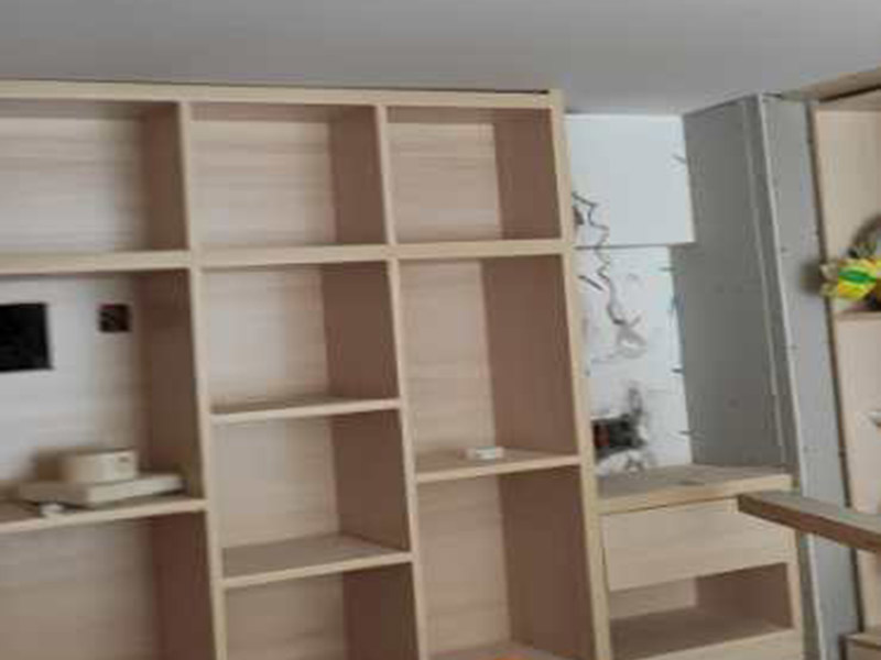 全屋柜體瓷磚安裝：瓷磚櫥柜的底座：一般為10-15厘米左右，可以用實(shí)體磚在地面上擺，然后把瓷磚放在實(shí)體磚上，注意在瓷磚邊緣貼上鑲邊兒，然后砌水泥，水泥砌到鑲邊兒的上沿就可以了，再鋪上一層瓷磚，注意瓷磚的表面朝上，這就是櫥柜的柜底。 櫥柜地柜高度：櫥柜地柜的高度（含臺(tái)面）在80cm左右比較合適。 常見的調(diào)整腳高度為10cm，臺(tái)面高度為4cm。 柜體高度一般為65cm，略高一些為71.5cm。 櫥柜高度=調(diào)整腳+柜體+臺(tái)面。 