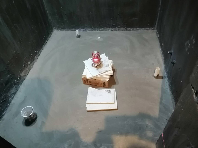 衛(wèi)生間拆除翻新：對洗浴用具首先進(jìn)行拆卸，再拆除天花。根據(jù)施工隊(duì)的施工習(xí)慣，洗浴用具可以在所有墻面敲磚前統(tǒng)一拆除，也可以與敲磚穿插進(jìn)行。在拆除洗浴用具時(shí)，需要事先與屋主溝通。如果洗浴用具需要保留使用，則拆卸時(shí)注意不能損壞洗浴用具。并不是所有洗浴用具都需要馬上拆卸，馬桶的拆卸是留到進(jìn)行的，施工期間，可以用木板等材料保護(hù)馬桶，以防掉落物砸壞。