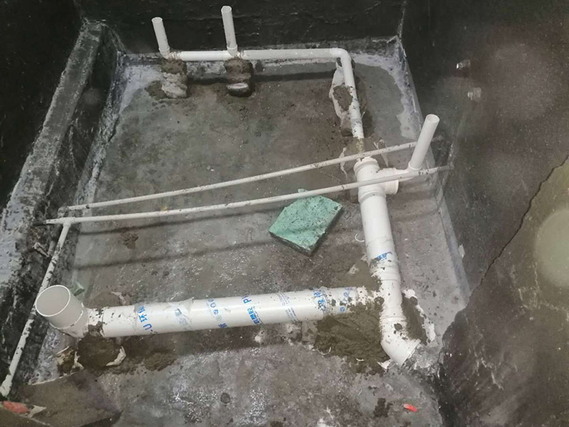 衛(wèi)生間拆除翻新：對洗浴用具首先進(jìn)行拆卸，再拆除天花。根據(jù)施工隊(duì)的施工習(xí)慣，洗浴用具可以在所有墻面敲磚前統(tǒng)一拆除，也可以與敲磚穿插進(jìn)行。在拆除洗浴用具時(shí)，需要事先與屋主溝通。如果洗浴用具需要保留使用，則拆卸時(shí)注意不能損壞洗浴用具。并不是所有洗浴用具都需要馬上拆卸，馬桶的拆卸是留到進(jìn)行的，施工期間，可以用木板等材料保護(hù)馬桶，以防掉落物砸壞。