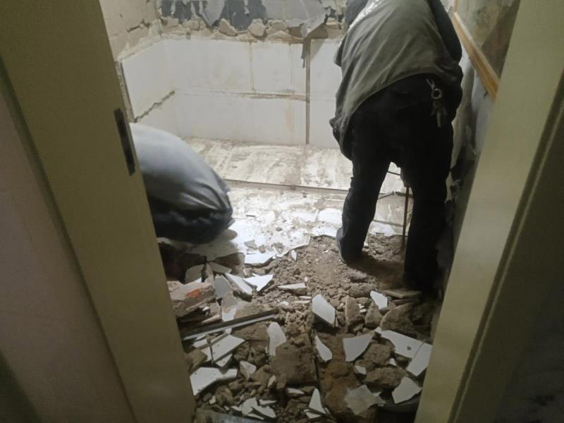 衛(wèi)生間拆除翻新：對洗浴用具首先進(jìn)行拆卸，再拆除天花。根據(jù)施工隊(duì)的施工習(xí)慣，洗浴用具可以在所有墻面敲磚前統(tǒng)一拆除，也可以與敲磚穿插進(jìn)行。在拆除洗浴用具時(shí)，需要事先與屋主溝通。如果洗浴用具需要保留使用，則拆卸時(shí)注意不能損壞洗浴用具。并不是所有洗浴用具都需要馬上拆卸，馬桶的拆卸是留到進(jìn)行的，施工期間，可以用木板等材料保護(hù)馬桶，以防掉落物砸壞。