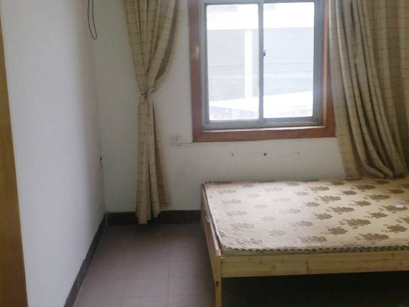 臥室翻新裝修：1、清理墻面，若水泥墻表面白色粉末多且不斷析出,將其清理后,可先上一道墻面底漆,預(yù)防日后鹽分侵蝕,形成壁癌;請(qǐng)勿在三個(gè)月內(nèi)使用油性涂料或不透水的壁紙涂刷或裝修。2、去除剝落漆膜 以刀或鐵刷去除剝落墻面的漆膜,再用砂紙磨平表面即可。3、拆除粘貼的壁紙 進(jìn)行墻面刷漆翻新,那就需要把粘貼的壁紙給拆下來(lái),不然壁紙遮蓋住的地方會(huì)看不到。4、修整表面 以批土刀將批土填平凹洞裂縫,等到完全干燥后,再用砂紙磨平。5、處理墻面病變 病變可能有污漬、起泡、開(kāi)裂、片落或粉化等很多種,這些都要針對(duì)進(jìn)行處理。6、上底漆上面漆 也就是一般用漆,用木棍將涂料攪拌均勻后再使用。7、刷漆 涂刷的程序上從天花板開(kāi)始再往下刷,才不至于造成由天花滴落的油漆弄花了自己已完成的墻面。