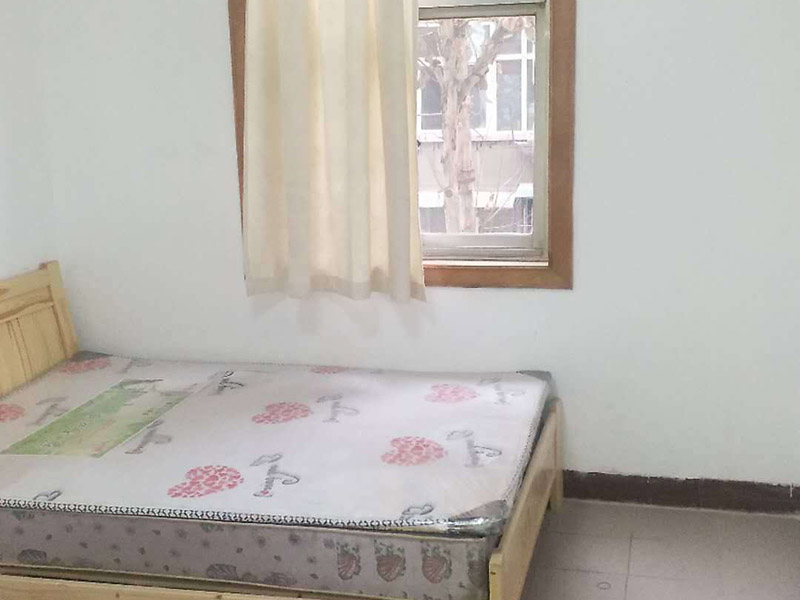 臥室翻新裝修：1、清理墻面，若水泥墻表面白色粉末多且不斷析出,將其清理后,可先上一道墻面底漆,預(yù)防日后鹽分侵蝕,形成壁癌;請(qǐng)勿在三個(gè)月內(nèi)使用油性涂料或不透水的壁紙涂刷或裝修。2、去除剝落漆膜 以刀或鐵刷去除剝落墻面的漆膜,再用砂紙磨平表面即可。3、拆除粘貼的壁紙 進(jìn)行墻面刷漆翻新,那就需要把粘貼的壁紙給拆下來(lái),不然壁紙遮蓋住的地方會(huì)看不到。4、修整表面 以批土刀將批土填平凹洞裂縫,等到完全干燥后,再用砂紙磨平。5、處理墻面病變 病變可能有污漬、起泡、開(kāi)裂、片落或粉化等很多種,這些都要針對(duì)進(jìn)行處理。6、上底漆上面漆 也就是一般用漆,用木棍將涂料攪拌均勻后再使用。7、刷漆 涂刷的程序上從天花板開(kāi)始再往下刷,才不至于造成由天花滴落的油漆弄花了自己已完成的墻面。