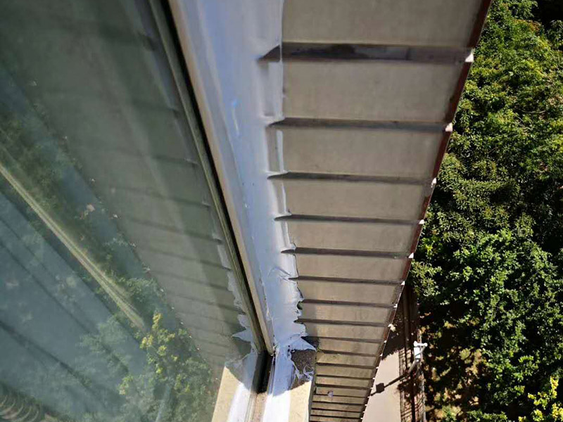 窗戶漏水打膠維修：局部鑿開、清除窗框與結(jié)構(gòu)墻體之間的填充材料，用聚合物水泥防水砂漿進(jìn)行分層填實(shí)，并涂刷防水涂料密封防水，淋水試驗(yàn)無滲漏后，在回復(fù)飾面層即可。 1.開槽鑿除：鑿除的深度應(yīng)超過窗框的1/2寬度，鑿除作業(yè)時(shí)注意不能用力過大，防止周邊砌體松動。 2.分層嵌填聚合物水泥防水砂漿：聚合物防水砂漿每一遍厚度不超過15mm，第二遍要等第一遍干固后再施工。養(yǎng)護(hù)三天后再涂刷聚合物水泥防水涂料2遍以上。