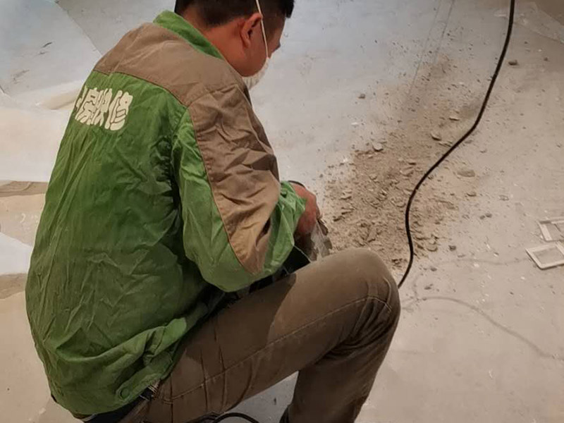 地面線路開槽維修：1、開槽過程中，不允許出現(xiàn)在承重墻面橫向開槽大于100cm的現(xiàn)象，因?yàn)闄M向開槽將破壞整樓的承重，使得抗震能力降低而且墻面容易開裂。如果是保溫墻的話，開很長(zhǎng)的橫槽有可能會(huì)導(dǎo)致開槽上部的保溫層整體脫落。墻面開槽一般都應(yīng)該是豎向垂直開槽。 　　2、預(yù)埋直徑1.6cm的線管墻體開槽的深度不得小于3cm，這樣封槽后刮膩?zhàn)泳筒怀霈F(xiàn)墻面不平整的現(xiàn)象了，也避免時(shí)間長(zhǎng)了因封槽太淺導(dǎo)致墻漆開裂。 　　3、開槽過程中如遇線管90&deg;彎時(shí)，應(yīng)擴(kuò)大開槽的位置，使線管能呈現(xiàn)出兩個(gè)45&deg;彎，以便于施工過程中穿線和日后檢修。 　　4、線槽和線槽的距離不能小于100mm，同一條線槽內(nèi)布線管數(shù)不建議超過6根。