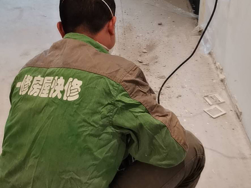 地面線路開槽維修：1、開槽過程中，不允許出現(xiàn)在承重墻面橫向開槽大于100cm的現(xiàn)象，因?yàn)闄M向開槽將破壞整樓的承重，使得抗震能力降低而且墻面容易開裂。如果是保溫墻的話，開很長(zhǎng)的橫槽有可能會(huì)導(dǎo)致開槽上部的保溫層整體脫落。墻面開槽一般都應(yīng)該是豎向垂直開槽。 　　2、預(yù)埋直徑1.6cm的線管墻體開槽的深度不得小于3cm，這樣封槽后刮膩?zhàn)泳筒怀霈F(xiàn)墻面不平整的現(xiàn)象了，也避免時(shí)間長(zhǎng)了因封槽太淺導(dǎo)致墻漆開裂。 　　3、開槽過程中如遇線管90&deg;彎時(shí)，應(yīng)擴(kuò)大開槽的位置，使線管能呈現(xiàn)出兩個(gè)45&deg;彎，以便于施工過程中穿線和日后檢修。 　　4、線槽和線槽的距離不能小于100mm，同一條線槽內(nèi)布線管數(shù)不建議超過6根。