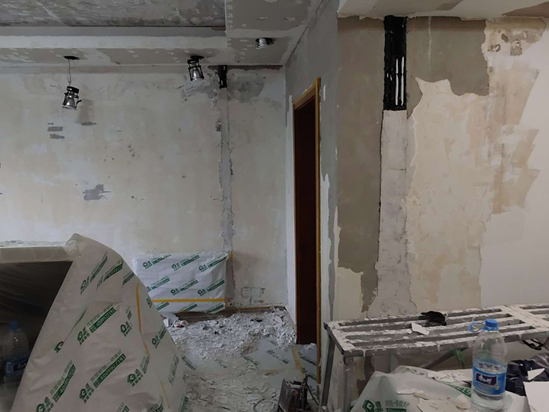 全屋墻面鏟除翻新：舊墻面在翻新前一定要做墻面基底處理，粉化嚴重的要全部鏟除，鏟除后抹上一層白水泥，原來墻面過于光滑、刷過油漆的鏟除后還要做打磨處理，把粘結(jié)不牢的表皮去掉，便于新涂料和墻體粘結(jié)。墻面底漆的作用是抗堿防潮、封固基材、保護面漆，提高面漆的質(zhì)感和遮蓋力，對于老房翻新，墻面一定要做底漆，如果沒有刷底漆就直接上面漆的話，時間一長墻面容易起泡、發(fā)霉，太陽照曬時間長了也容易變色。已經(jīng)上好面漆的墻面要修補會比較麻煩，容易產(chǎn)生色差，材料的使用時間不同，質(zhì)量也難以保證，很難達到理想效果。 所以墻面的修補最好是整塊墻面，或是盡可能地選擇較大面積進行修補，這樣可以盡量避免產(chǎn)生色差，修補后的質(zhì)量也更好。