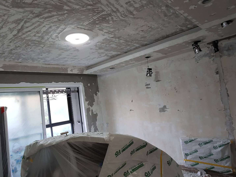 全屋墻面鏟除翻新：舊墻面在翻新前一定要做墻面基底處理，粉化嚴重的要全部鏟除，鏟除后抹上一層白水泥，原來墻面過于光滑、刷過油漆的鏟除后還要做打磨處理，把粘結(jié)不牢的表皮去掉，便于新涂料和墻體粘結(jié)。墻面底漆的作用是抗堿防潮、封固基材、保護面漆，提高面漆的質(zhì)感和遮蓋力，對于老房翻新，墻面一定要做底漆，如果沒有刷底漆就直接上面漆的話，時間一長墻面容易起泡、發(fā)霉，太陽照曬時間長了也容易變色。已經(jīng)上好面漆的墻面要修補會比較麻煩，容易產(chǎn)生色差，材料的使用時間不同，質(zhì)量也難以保證，很難達到理想效果。 所以墻面的修補最好是整塊墻面，或是盡可能地選擇較大面積進行修補，這樣可以盡量避免產(chǎn)生色差，修補后的質(zhì)量也更好。