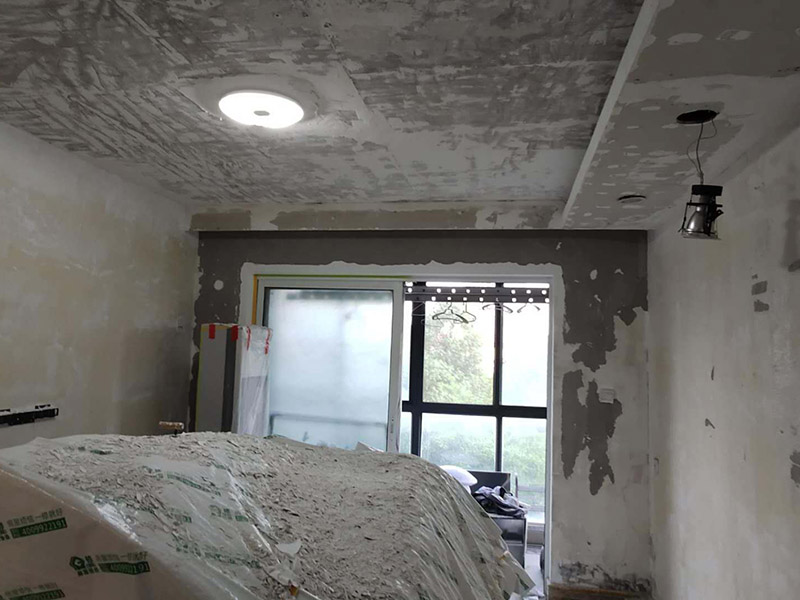 全屋墻面鏟除翻新：舊墻面在翻新前一定要做墻面基底處理，粉化嚴重的要全部鏟除，鏟除后抹上一層白水泥，原來墻面過于光滑、刷過油漆的鏟除后還要做打磨處理，把粘結(jié)不牢的表皮去掉，便于新涂料和墻體粘結(jié)。墻面底漆的作用是抗堿防潮、封固基材、保護面漆，提高面漆的質(zhì)感和遮蓋力，對于老房翻新，墻面一定要做底漆，如果沒有刷底漆就直接上面漆的話，時間一長墻面容易起泡、發(fā)霉，太陽照曬時間長了也容易變色。已經(jīng)上好面漆的墻面要修補會比較麻煩，容易產(chǎn)生色差，材料的使用時間不同，質(zhì)量也難以保證，很難達到理想效果。 所以墻面的修補最好是整塊墻面，或是盡可能地選擇較大面積進行修補，這樣可以盡量避免產(chǎn)生色差，修補后的質(zhì)量也更好。