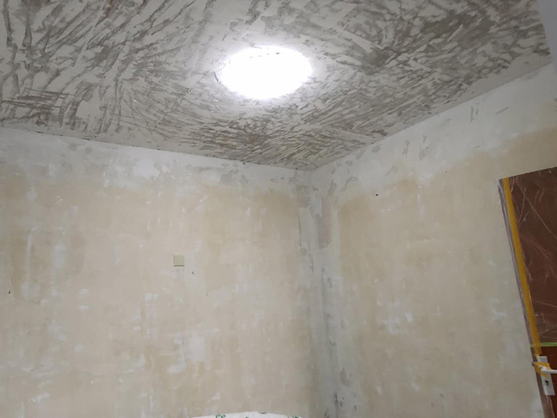 全屋墻面鏟除翻新：舊墻面在翻新前一定要做墻面基底處理，粉化嚴重的要全部鏟除，鏟除后抹上一層白水泥，原來墻面過于光滑、刷過油漆的鏟除后還要做打磨處理，把粘結(jié)不牢的表皮去掉，便于新涂料和墻體粘結(jié)。墻面底漆的作用是抗堿防潮、封固基材、保護面漆，提高面漆的質(zhì)感和遮蓋力，對于老房翻新，墻面一定要做底漆，如果沒有刷底漆就直接上面漆的話，時間一長墻面容易起泡、發(fā)霉，太陽照曬時間長了也容易變色。已經(jīng)上好面漆的墻面要修補會比較麻煩，容易產(chǎn)生色差，材料的使用時間不同，質(zhì)量也難以保證，很難達到理想效果。 所以墻面的修補最好是整塊墻面，或是盡可能地選擇較大面積進行修補，這樣可以盡量避免產(chǎn)生色差，修補后的質(zhì)量也更好。