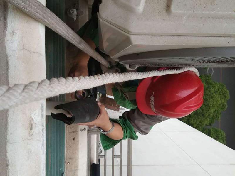 外墻下水管維修：1、做外墻防水首先要bai將外墻清理干凈,做到表面無(wú)油污,孔及洞du縫中不留塵土和水泥等zhi松散顆粒及一切雜物。 2、外墻防水用防水粉加JS復(fù)合防水涂料按3.5:1的比例拌制成修補(bǔ)膏,將面磚之間灰縫上裂縫,孔洞嵌填密實(shí)。 3、待其干燥后,用有機(jī)硅憎水劑將外墻全面噴涂一遍。有機(jī)硅憎水劑屬環(huán)保產(chǎn)品,不變?cè)最伾?不易粘惹灰塵,不影響飾面磚裝飾效果。