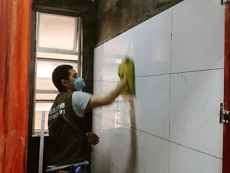 衛(wèi)生間裝修改造：由于衛(wèi)生間的用水量大，因此施工的第一步，我們需要對(duì)水電進(jìn)行布局和改造。衛(wèi)生間的水電改造包括浴霸采暖、水管的入墻處理等。我們?cè)谶M(jìn)行水電改造前，要先明確衛(wèi)生間里需要安裝的衛(wèi)浴設(shè)備及其安裝的位置，然后預(yù)留好相關(guān)的插座，以防后期需要添加電器，方便使用。水電改造必須按照嚴(yán)格的施工標(biāo)準(zhǔn)來(lái)操作，以免影響到衛(wèi)生間的正常使用。其次，我們要做好衛(wèi)生間的防水工程，一般來(lái)說(shuō)，它的地面防水是需要做兩遍，其防水層要高出地面大概250mm左右。然后我們?cè)谧龊帽Ｗo(hù)層，處理好地面防水之后，衛(wèi)生間的墻面也需要做好相應(yīng)的防水工程。需要注意的是衛(wèi)生間的墻面防水層最好做到頂，防水工程做好之后，一定不要忘了做24小時(shí)閉水試驗(yàn)。