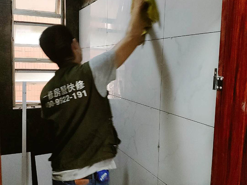 衛(wèi)生間裝修改造：由于衛(wèi)生間的用水量大，因此施工的第一步，我們需要對(duì)水電進(jìn)行布局和改造。衛(wèi)生間的水電改造包括浴霸采暖、水管的入墻處理等。我們?cè)谶M(jìn)行水電改造前，要先明確衛(wèi)生間里需要安裝的衛(wèi)浴設(shè)備及其安裝的位置，然后預(yù)留好相關(guān)的插座，以防后期需要添加電器，方便使用。水電改造必須按照嚴(yán)格的施工標(biāo)準(zhǔn)來(lái)操作，以免影響到衛(wèi)生間的正常使用。其次，我們要做好衛(wèi)生間的防水工程，一般來(lái)說(shuō)，它的地面防水是需要做兩遍，其防水層要高出地面大概250mm左右。然后我們?cè)谧龊帽Ｗo(hù)層，處理好地面防水之后，衛(wèi)生間的墻面也需要做好相應(yīng)的防水工程。需要注意的是衛(wèi)生間的墻面防水層最好做到頂，防水工程做好之后，一定不要忘了做24小時(shí)閉水試驗(yàn)。