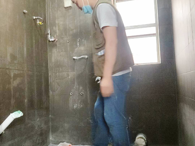 衛(wèi)生間裝修改造：由于衛(wèi)生間的用水量大，因此施工的第一步，我們需要對(duì)水電進(jìn)行布局和改造。衛(wèi)生間的水電改造包括浴霸采暖、水管的入墻處理等。我們?cè)谶M(jìn)行水電改造前，要先明確衛(wèi)生間里需要安裝的衛(wèi)浴設(shè)備及其安裝的位置，然后預(yù)留好相關(guān)的插座，以防后期需要添加電器，方便使用。水電改造必須按照嚴(yán)格的施工標(biāo)準(zhǔn)來(lái)操作，以免影響到衛(wèi)生間的正常使用。其次，我們要做好衛(wèi)生間的防水工程，一般來(lái)說(shuō)，它的地面防水是需要做兩遍，其防水層要高出地面大概250mm左右。然后我們?cè)谧龊帽Ｗo(hù)層，處理好地面防水之后，衛(wèi)生間的墻面也需要做好相應(yīng)的防水工程。需要注意的是衛(wèi)生間的墻面防水層最好做到頂，防水工程做好之后，一定不要忘了做24小時(shí)閉水試驗(yàn)。