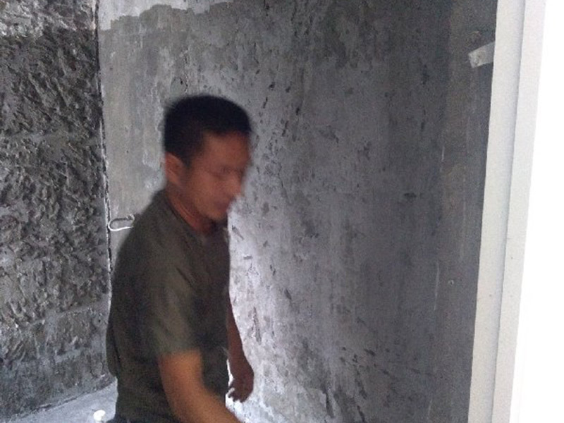 衛(wèi)生間裝修改造：由于衛(wèi)生間的用水量大，因此施工的第一步，我們需要對(duì)水電進(jìn)行布局和改造。衛(wèi)生間的水電改造包括浴霸采暖、水管的入墻處理等。我們?cè)谶M(jìn)行水電改造前，要先明確衛(wèi)生間里需要安裝的衛(wèi)浴設(shè)備及其安裝的位置，然后預(yù)留好相關(guān)的插座，以防后期需要添加電器，方便使用。水電改造必須按照嚴(yán)格的施工標(biāo)準(zhǔn)來(lái)操作，以免影響到衛(wèi)生間的正常使用。其次，我們要做好衛(wèi)生間的防水工程，一般來(lái)說(shuō)，它的地面防水是需要做兩遍，其防水層要高出地面大概250mm左右。然后我們?cè)谧龊帽Ｗo(hù)層，處理好地面防水之后，衛(wèi)生間的墻面也需要做好相應(yīng)的防水工程。需要注意的是衛(wèi)生間的墻面防水層最好做到頂，防水工程做好之后，一定不要忘了做24小時(shí)閉水試驗(yàn)。