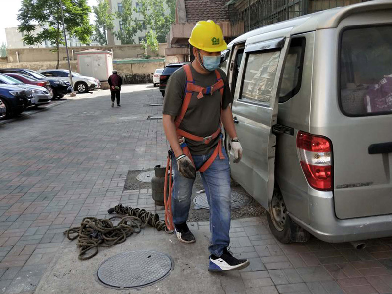 屋面鋪防水卷材：施工程序：bai驗收找平層&rarr;清理基層du&rarr;配制水泥粘合劑&rarr;做附加層&rarr;基zhi層施工&rarr;保護dao層&rarr;養(yǎng)護。 粘結前，先將屋面防水卷材預鋪開，找正，然后將屋面防水卷材兩端對折卷起，把配制好的水泥粘合劑倒入基層上，并用刮板均勻的刮開，再將屋面防水卷材向前推鋪，并及時用刮板排除遺留在屋面防水卷材內部的空氣，刮出多余粘結劑。屋面防水卷材與找平層的粘結率&ge;85％。