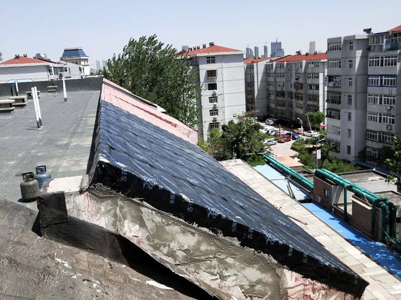 屋面鋪防水卷材：施工程序：bai驗收找平層&rarr;清理基層du&rarr;配制水泥粘合劑&rarr;做附加層&rarr;基zhi層施工&rarr;保護dao層&rarr;養(yǎng)護。 粘結前，先將屋面防水卷材預鋪開，找正，然后將屋面防水卷材兩端對折卷起，把配制好的水泥粘合劑倒入基層上，并用刮板均勻的刮開，再將屋面防水卷材向前推鋪，并及時用刮板排除遺留在屋面防水卷材內部的空氣，刮出多余粘結劑。屋面防水卷材與找平層的粘結率&ge;85％。